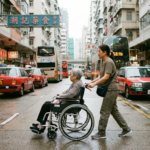 碳纖紋輕便輪椅在香港街道使用 展示輕量與承重平衡